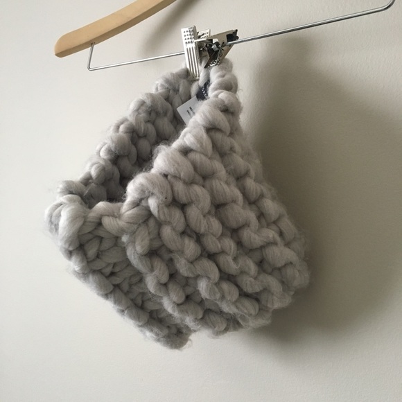 Workhall Grey Hand-knit Tube Scarf - Picture 4 of 6